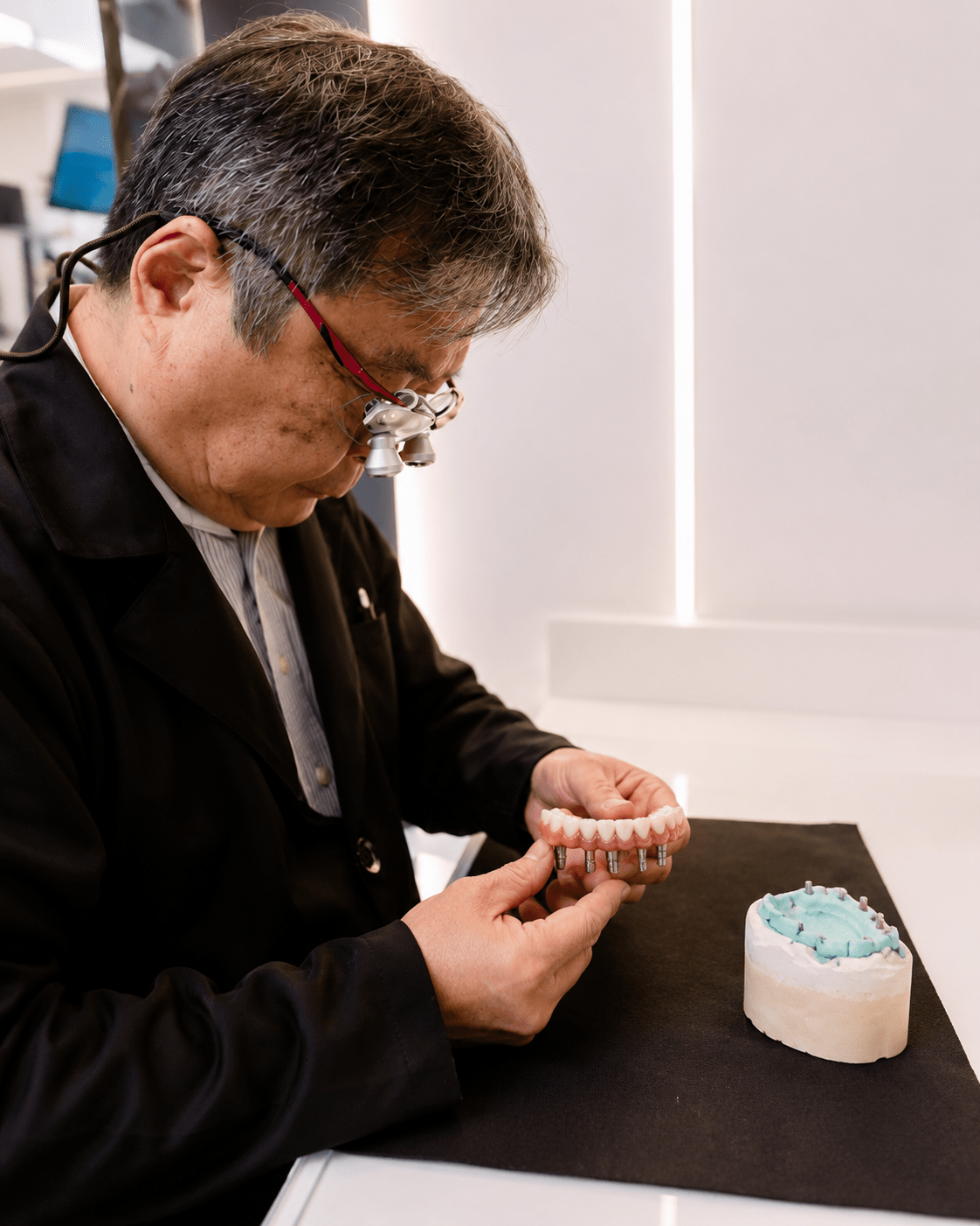 Dr. Akira no laboratório próprio de próteses da Odontologia Koza