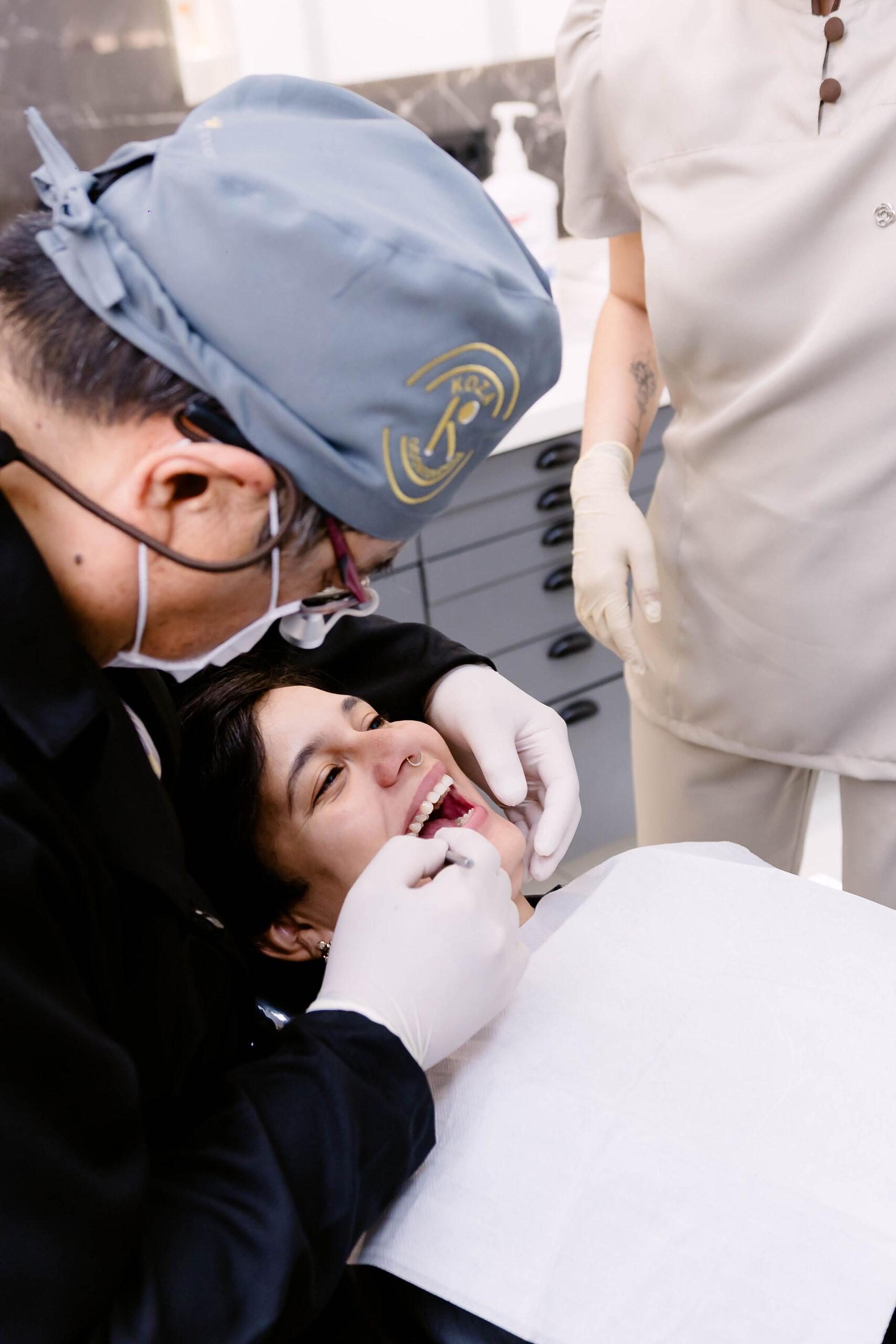 Aplicação de faceta dentária em consultório odontológico